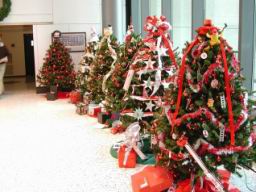 AutoZoneAngelTree-Dec2003-10033.JPG